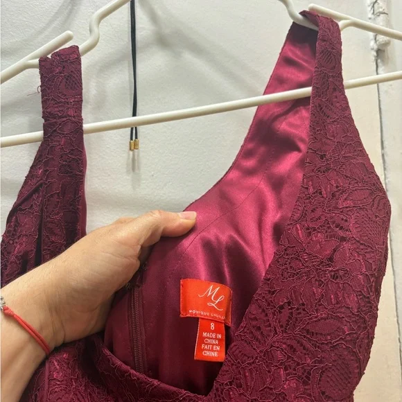 Gorgeous low V cut, sleeveless fit and flare burgundy gown - Picture 6 of 7